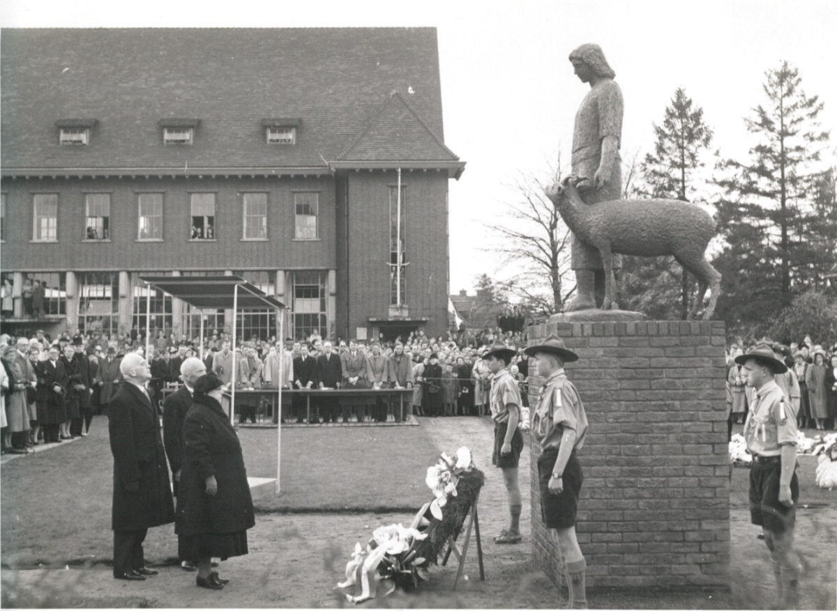  1955 - Prinses Wilhelmina bij de onthulling van het standbeeld van Tante Riek in Winterswijk